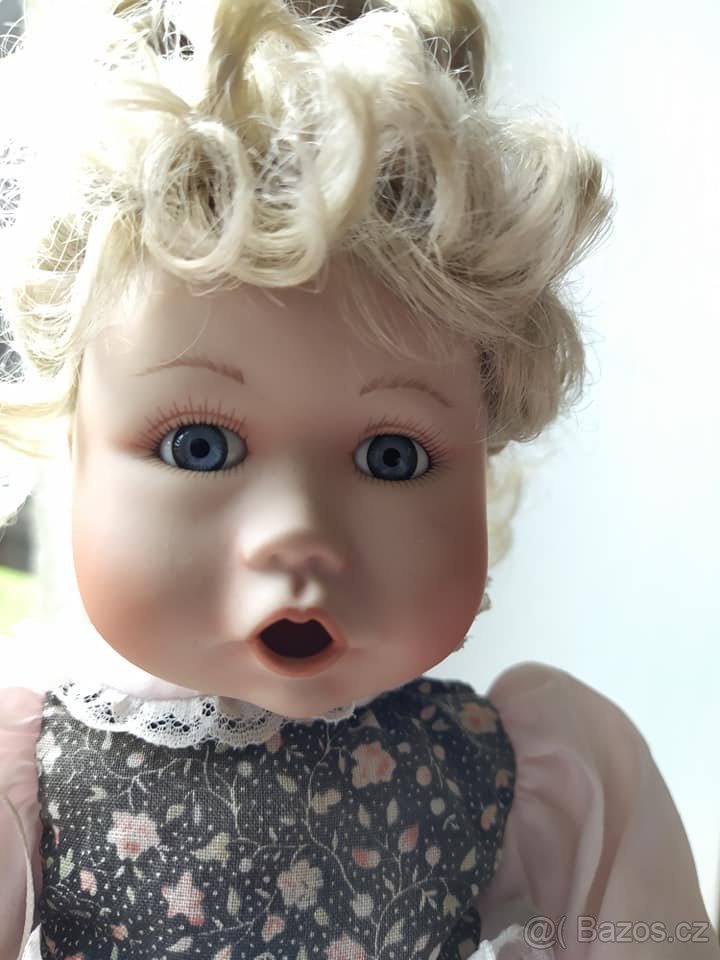 Značená porcelánová panenka s drdolem - 2