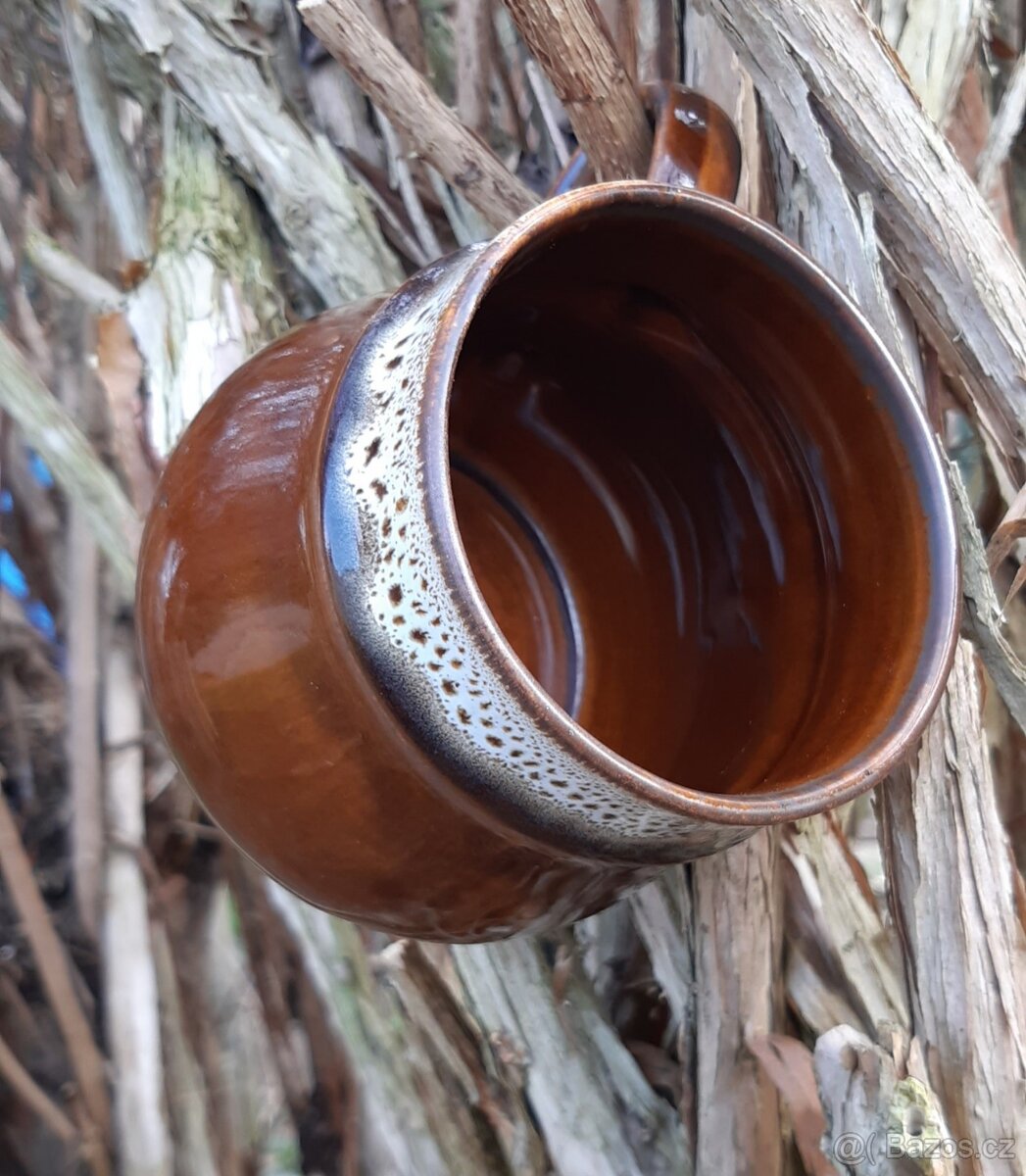 Hrnek hnědý velký. - 2