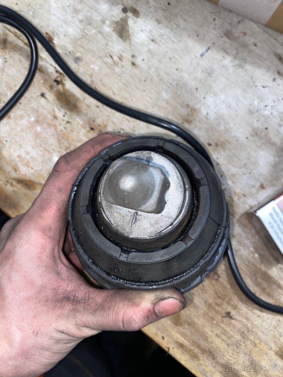 Pravý silentblok motoru e39 - 2