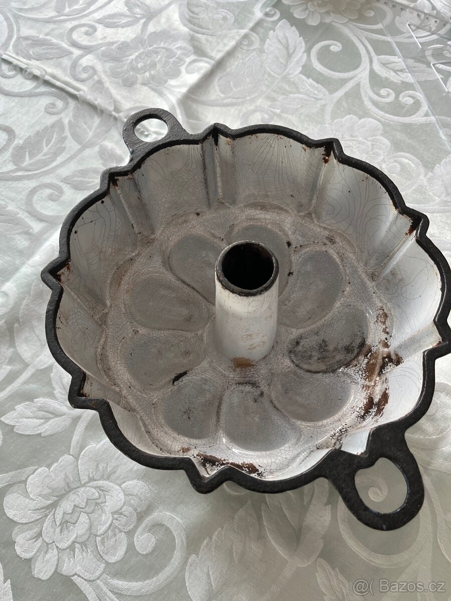 Historická litinová forma na bábovku - 2