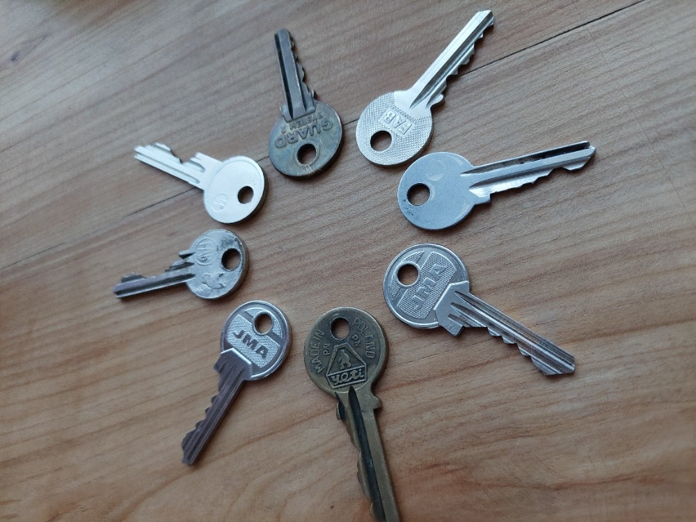 Retro starých 8 klíčů - hezké starožitné klíče z let 1980-99 - 2