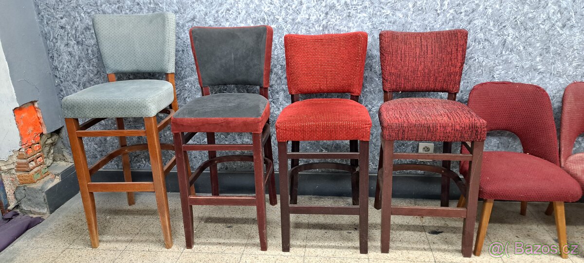 Staré aj nové židle. - 2