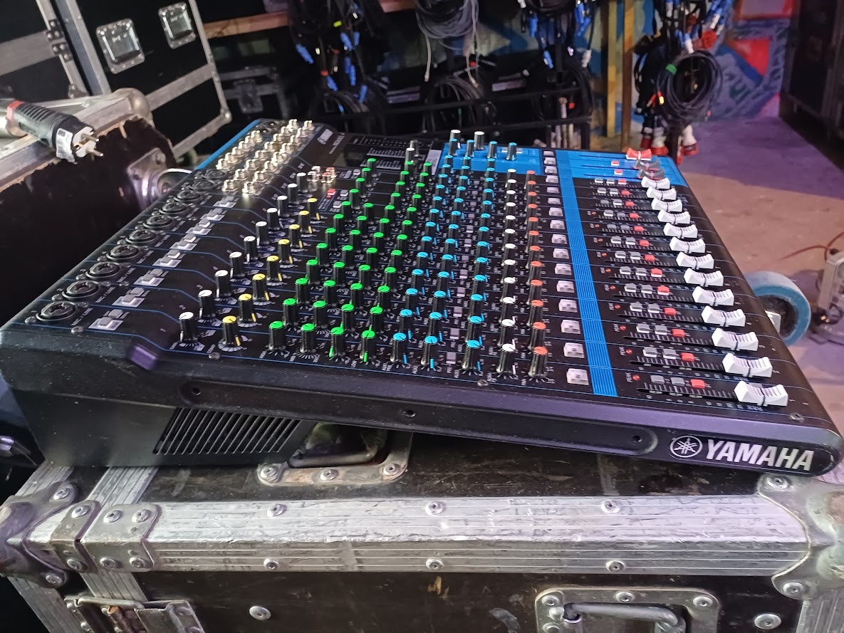 Prodám YAMAHA 16 UX - 2