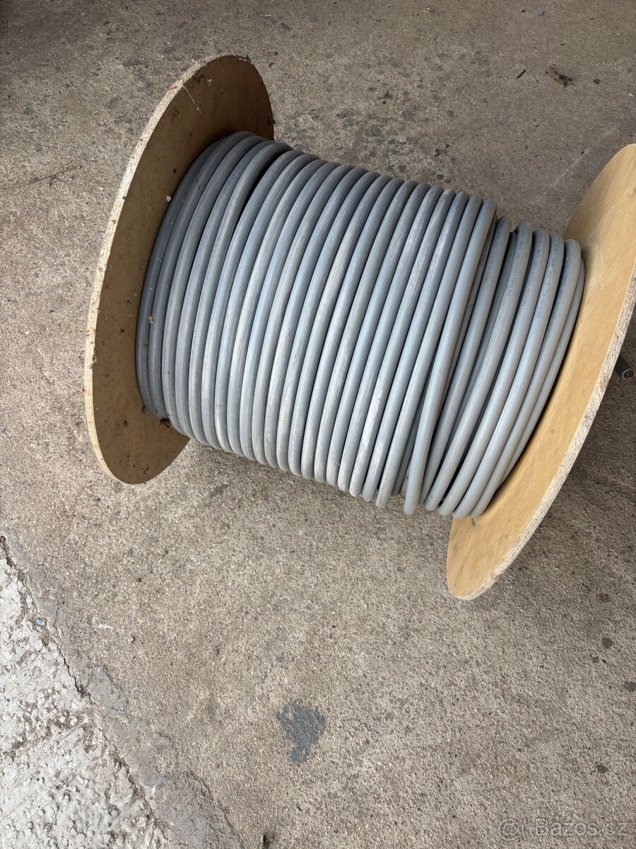 Kabel na dřevěné cívce - 2