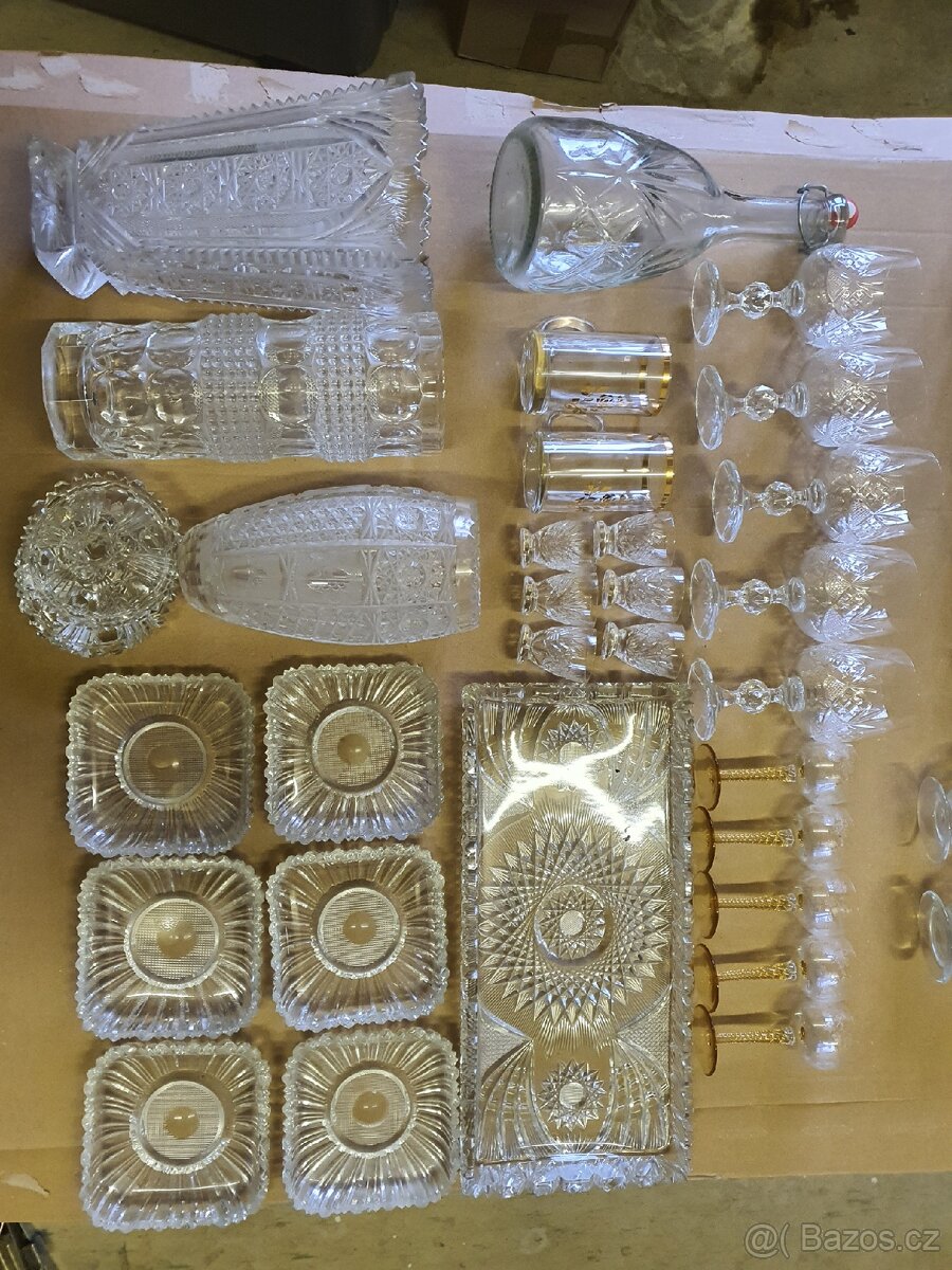 Staré broušené sklo a jiné předměty. - 2