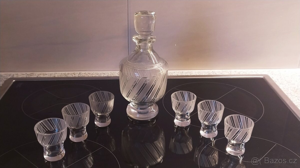 karafa se skleničkami - 2