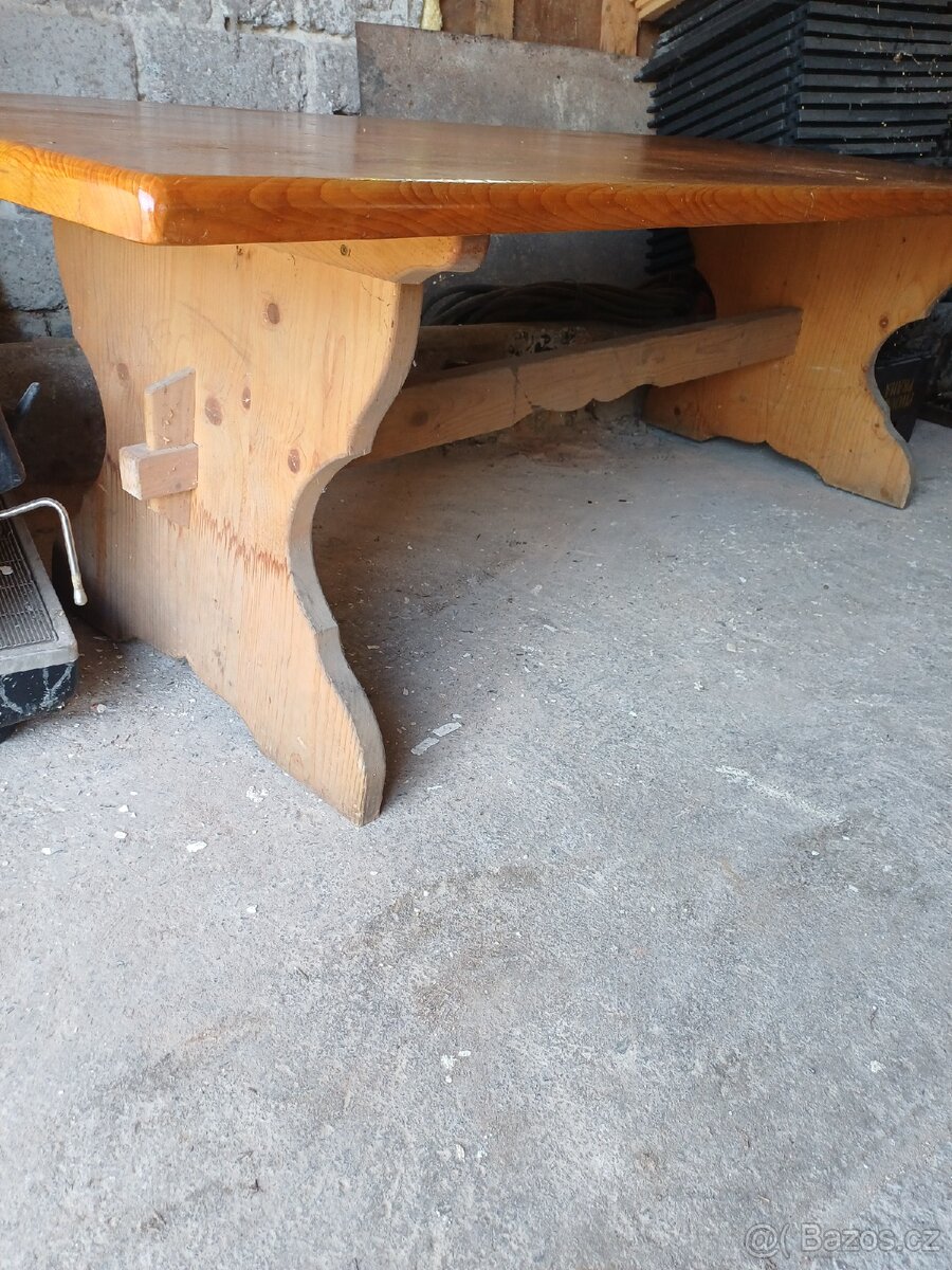 Dřevěný stůl - 2