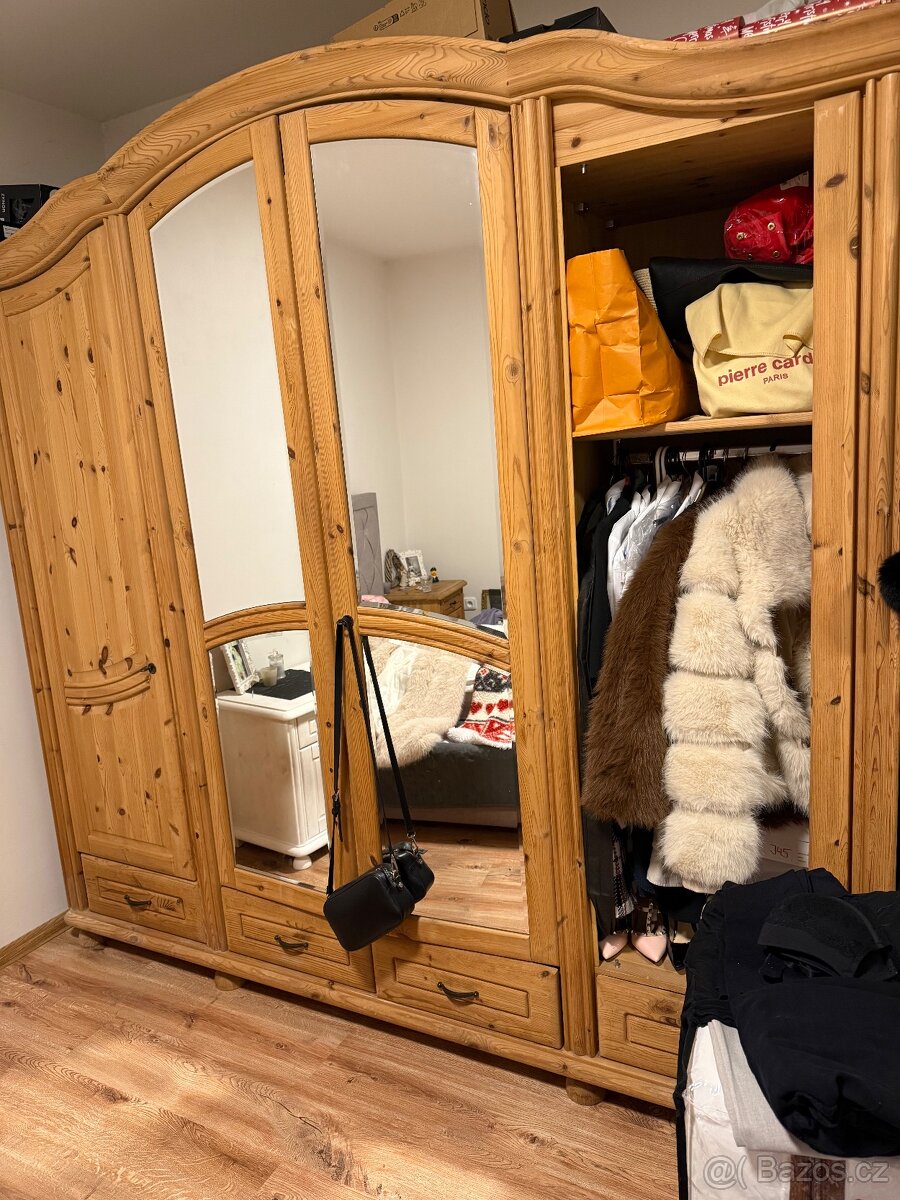 Masivní šatní skříň - 2