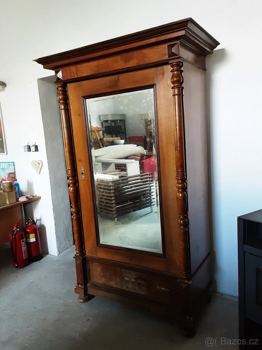 Starožitná šatní skříň - 2