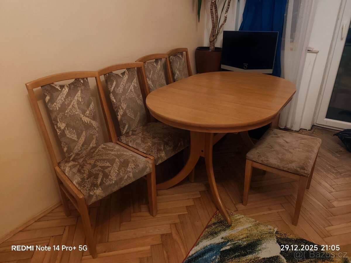 Kulatý jídelní stůl - 2