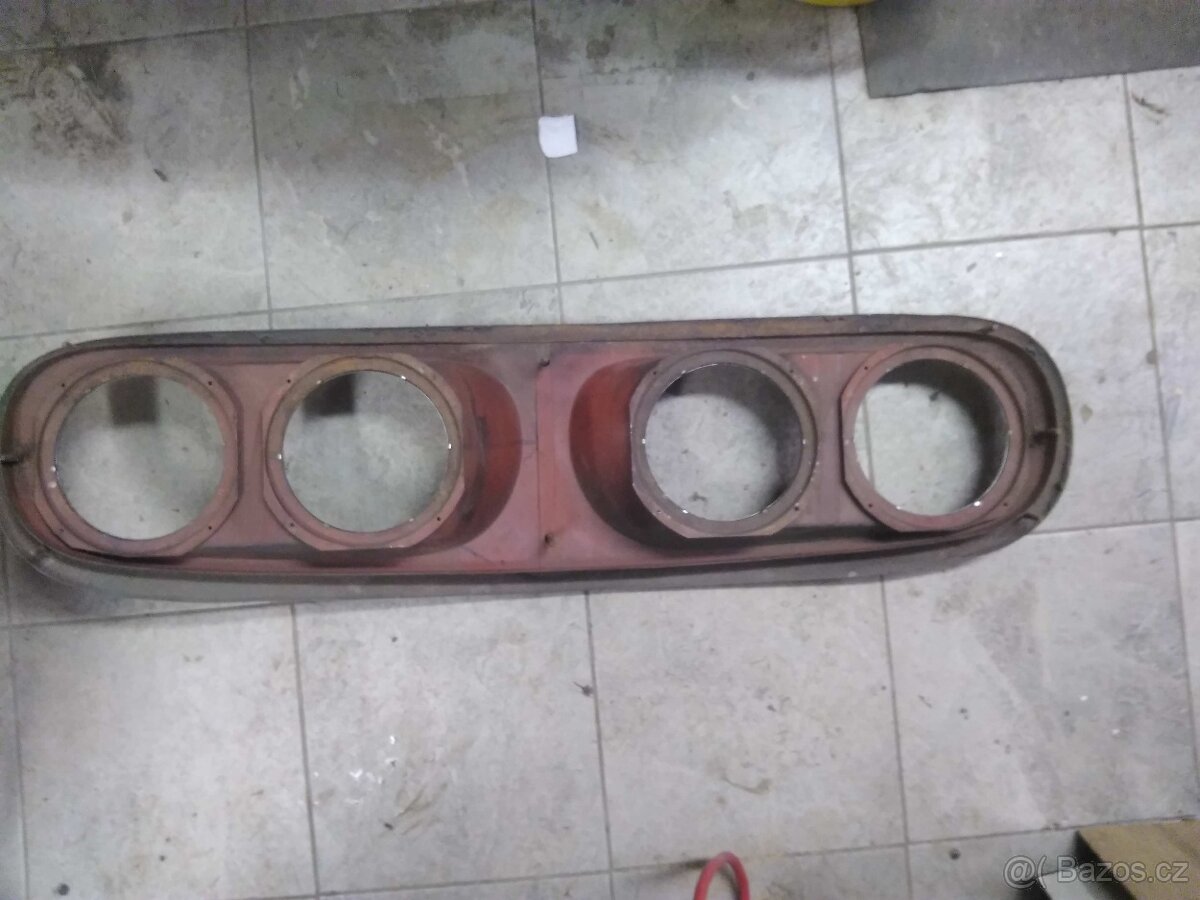 Přední maska z rámečkem Tatra 603. - 2