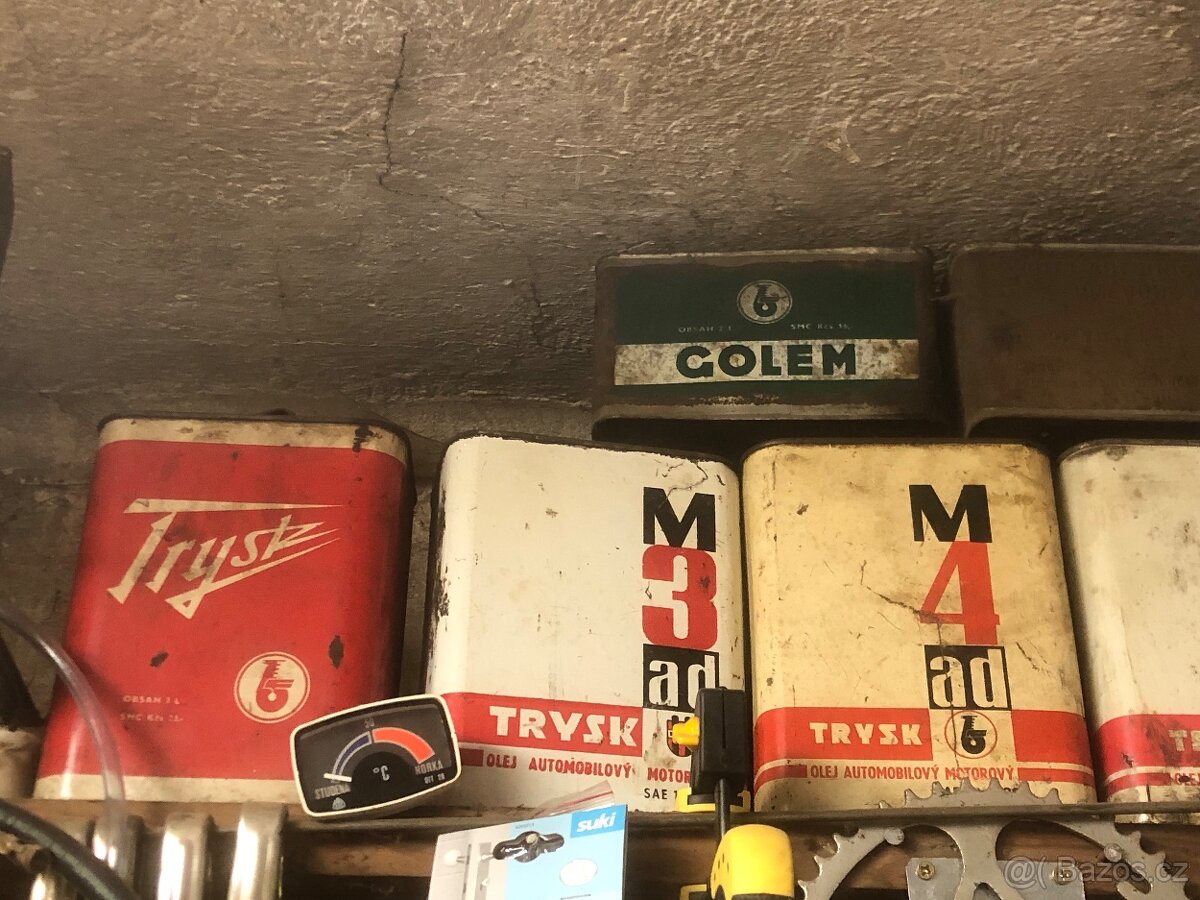 Staré plechovky od oleje - 2