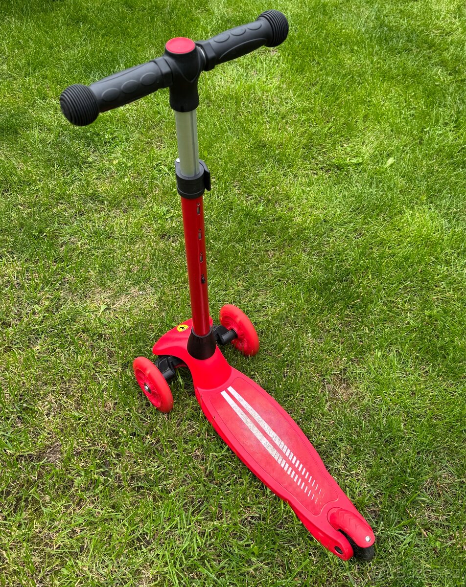 Tříkolová koloběžka Ferrari - 2