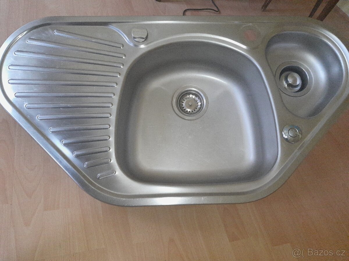 Rohový dřez Franke včetně drtiče kuchyňských odpadků WAVE - 2