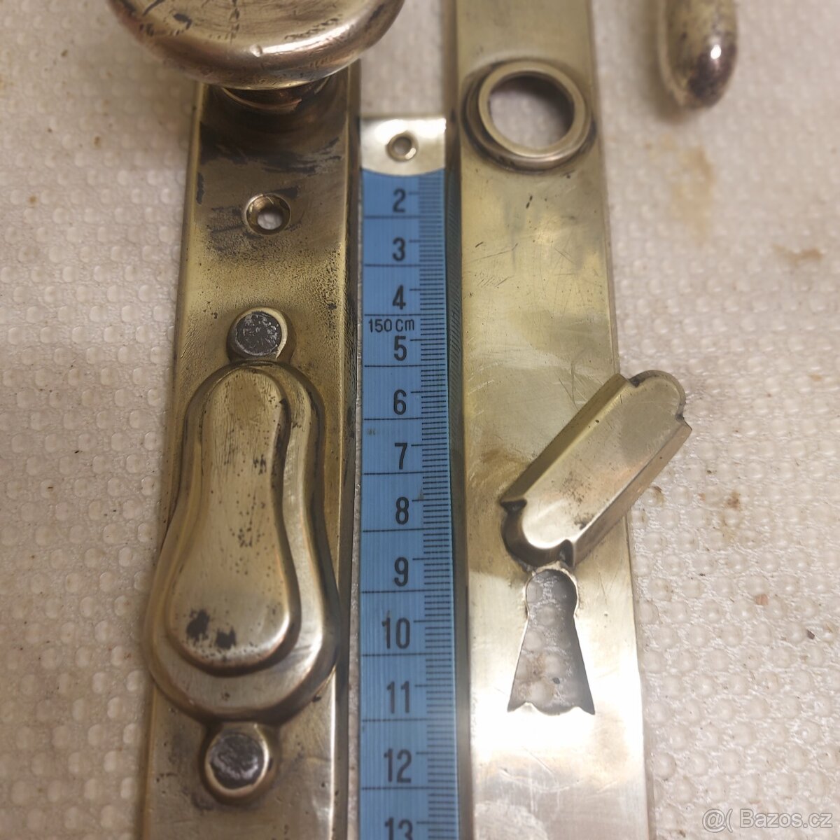 Sada mosaznýcĥ štítků a kliky. - 2