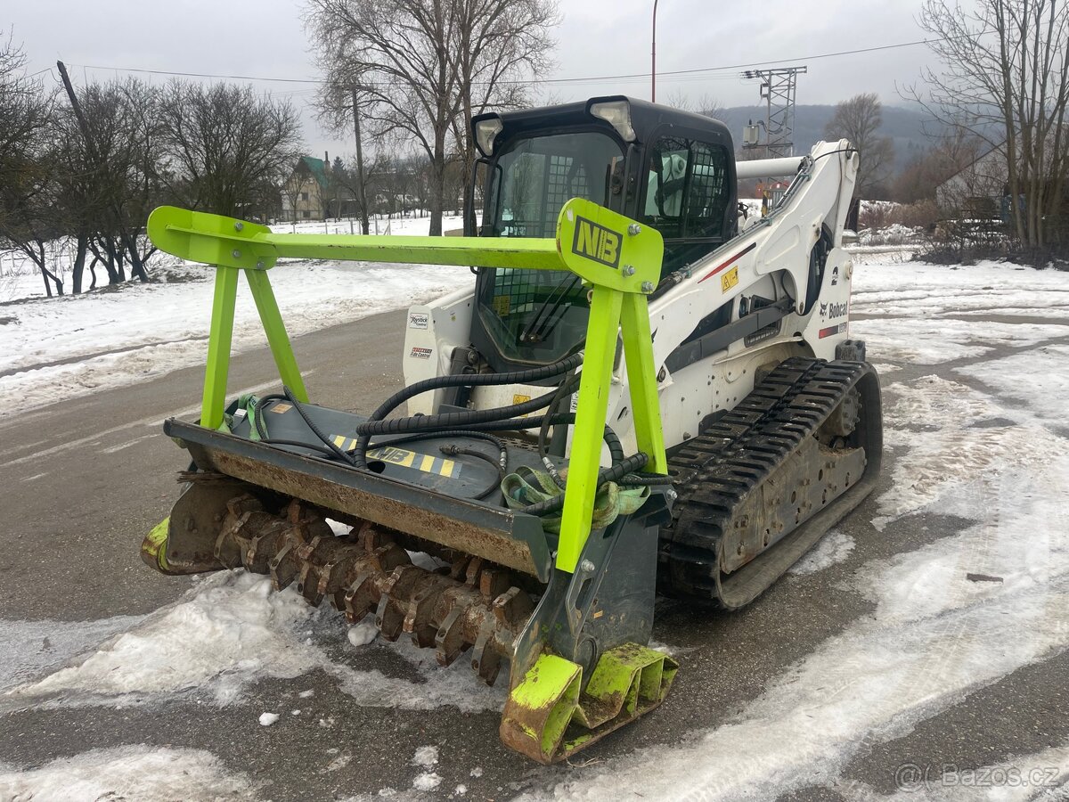 Bobcat T870 s lesnou frezou - 2