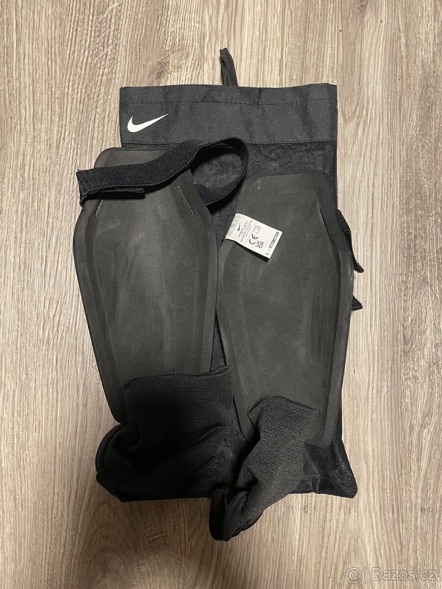 Nike chrániče holení - 2