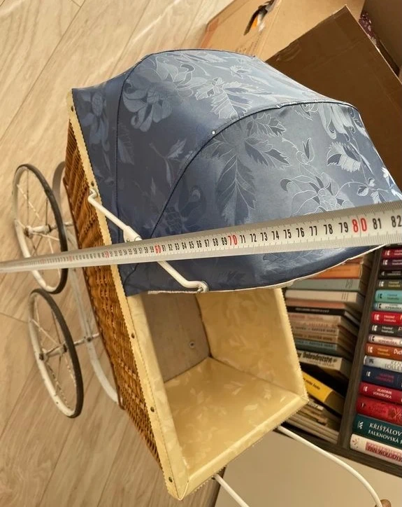 Starožitný, proutěný prvorepublikový kočárek pro panenky r.1 - 2