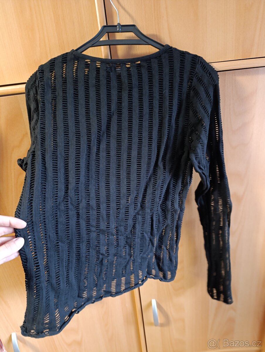 Černá halenka s dírkami - 2