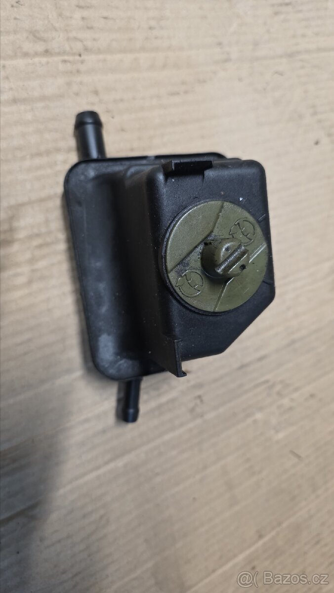 Nádobka servo kapaliny - 2