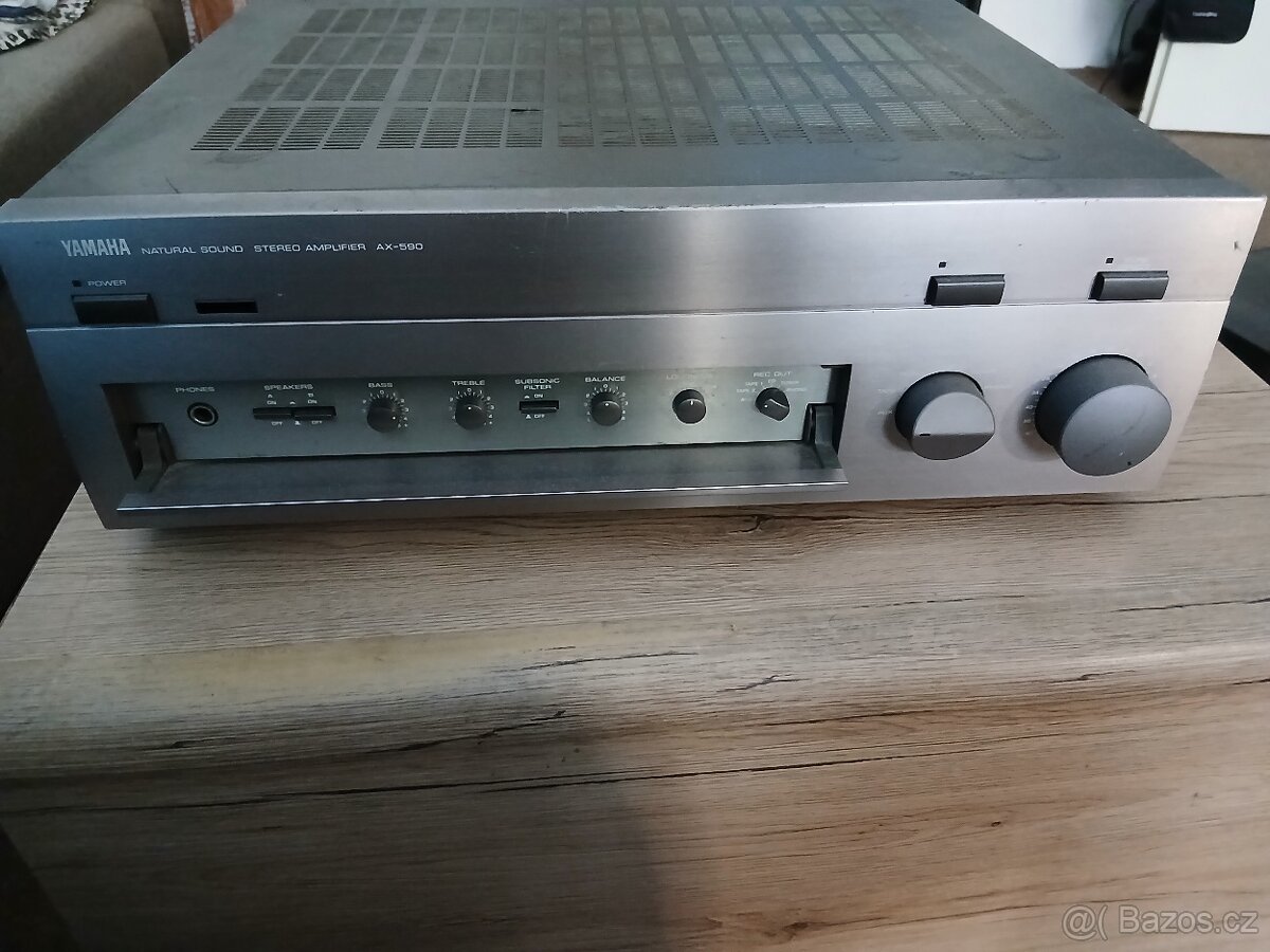 zesilovač YAMAHA - 2