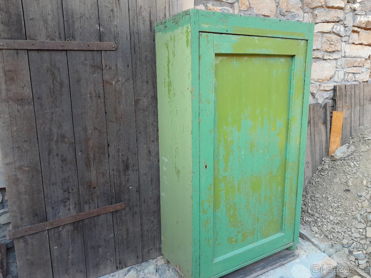 Dřevěná šatní skříň antik - 2