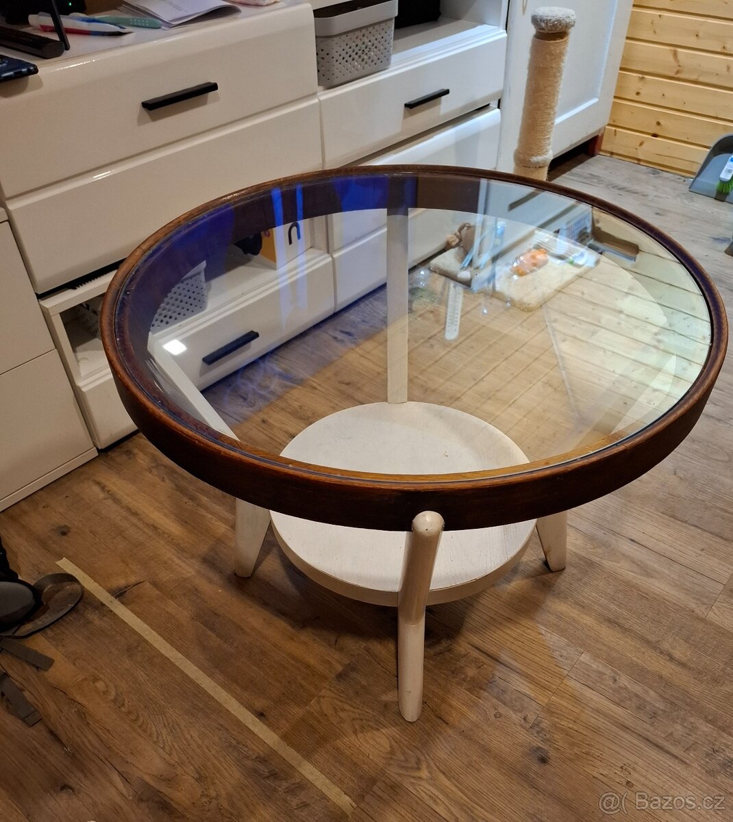 Staré křeslo a stůl - 2