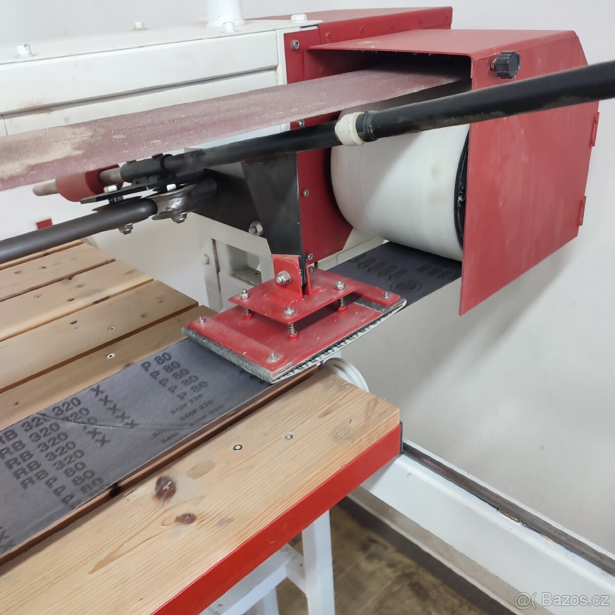 Pásová bruska. - 2