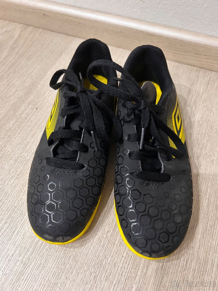 Sálová obuv Umbro velikost 30 - 2