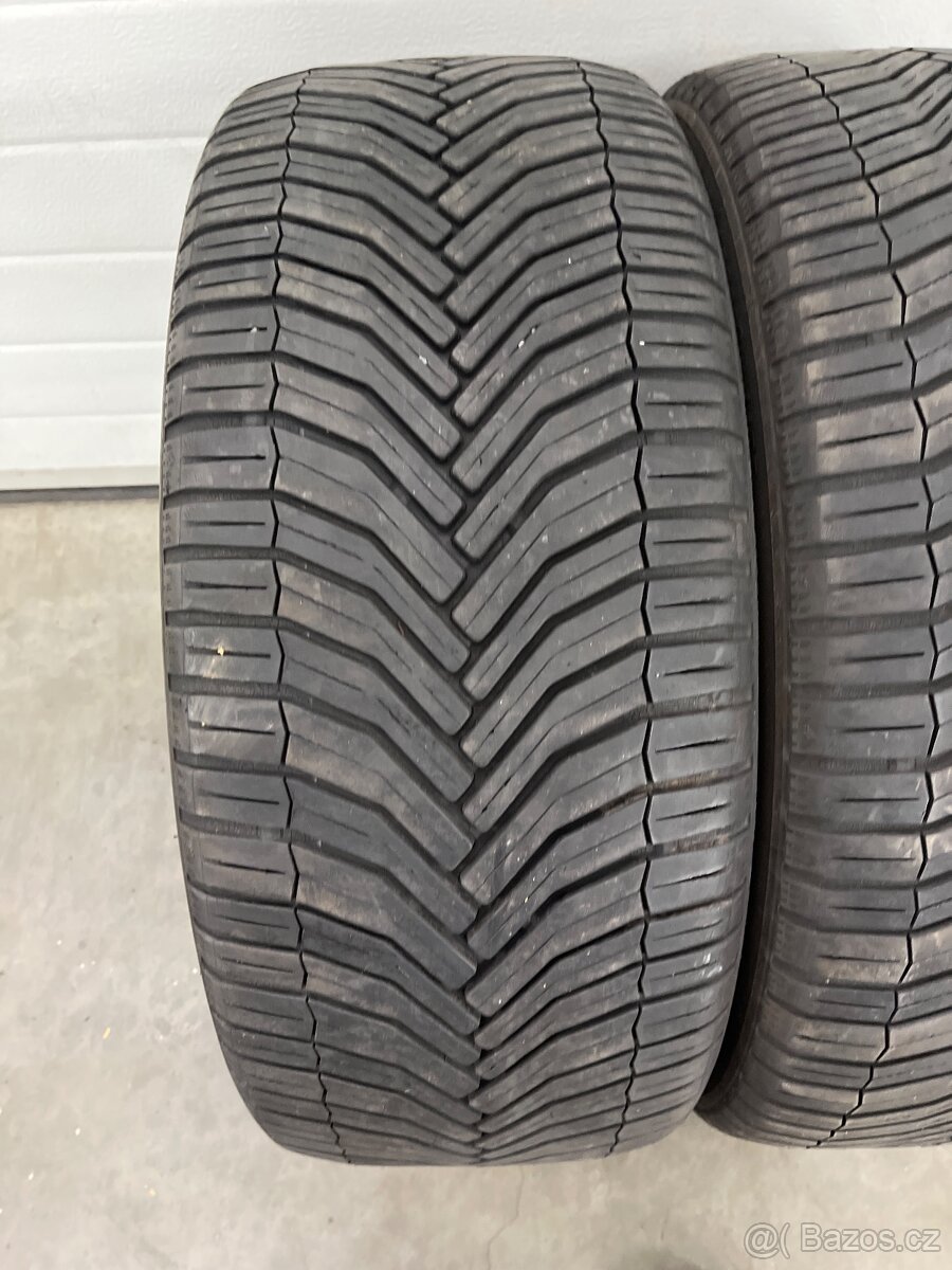Celoroční pneu 235/40/19 - 2