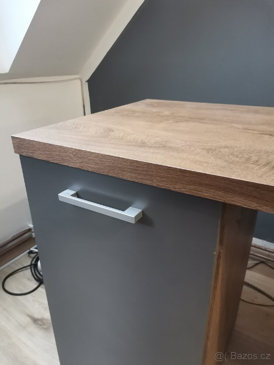Psací stůl – zachovalý, moderní design - 2