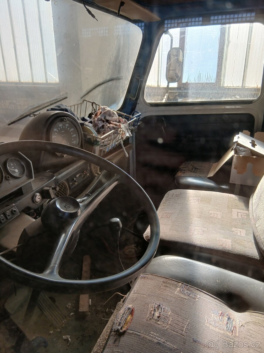 Avia A31 cisterna na PHM. - 2