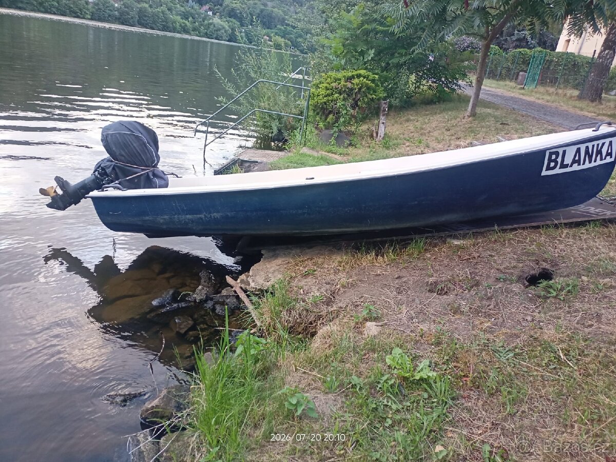 Plastová loďka s vesly. - 2