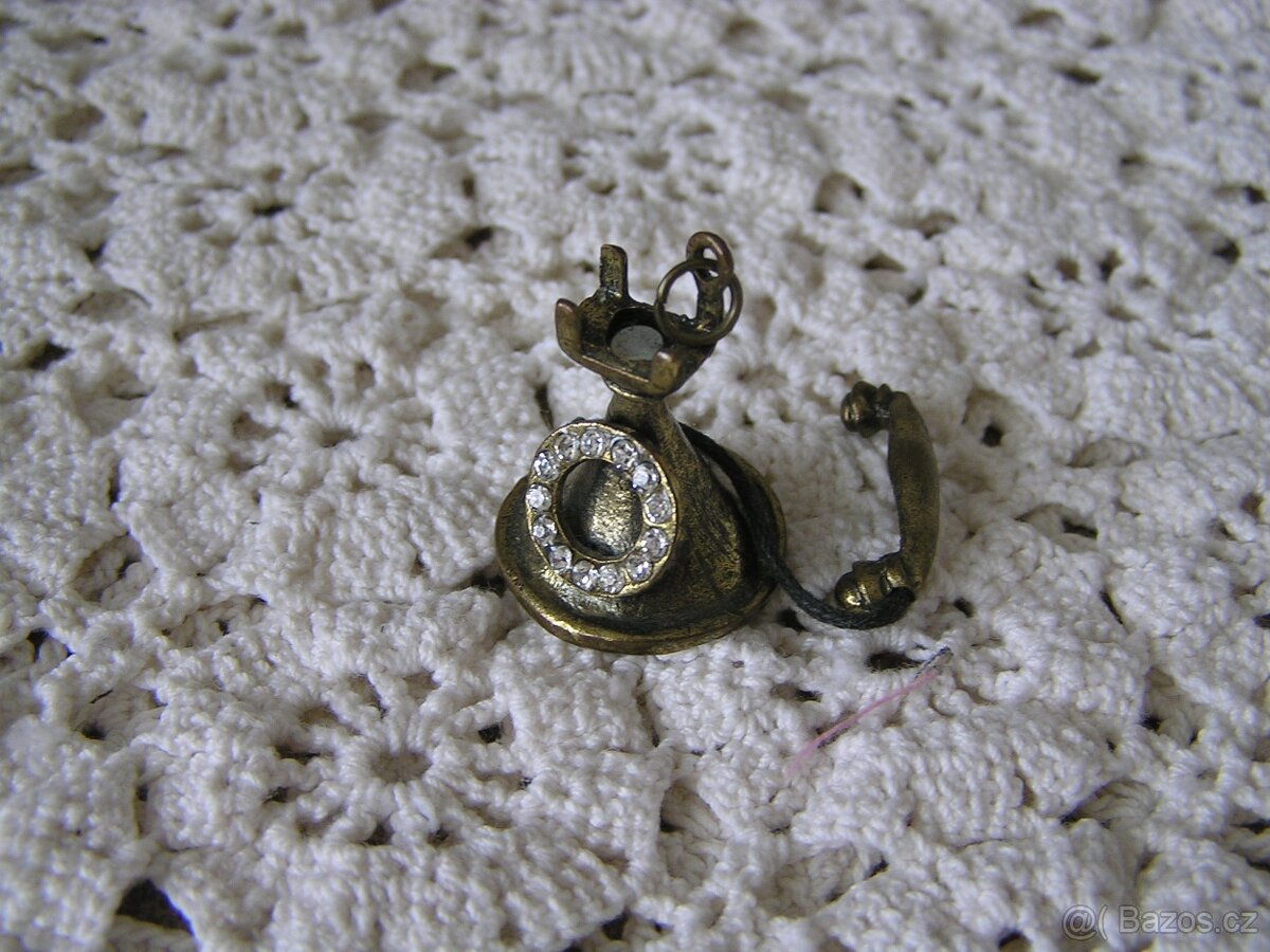 krásný kovový přívěšek telefon - 2