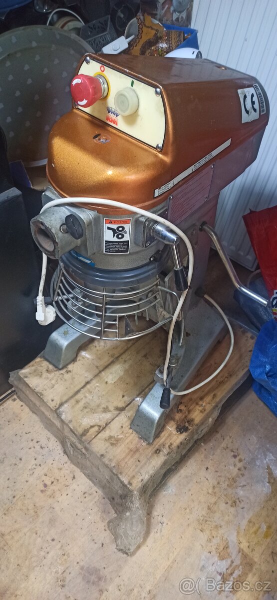 Prodám profesionální kuchyňský robot - 2