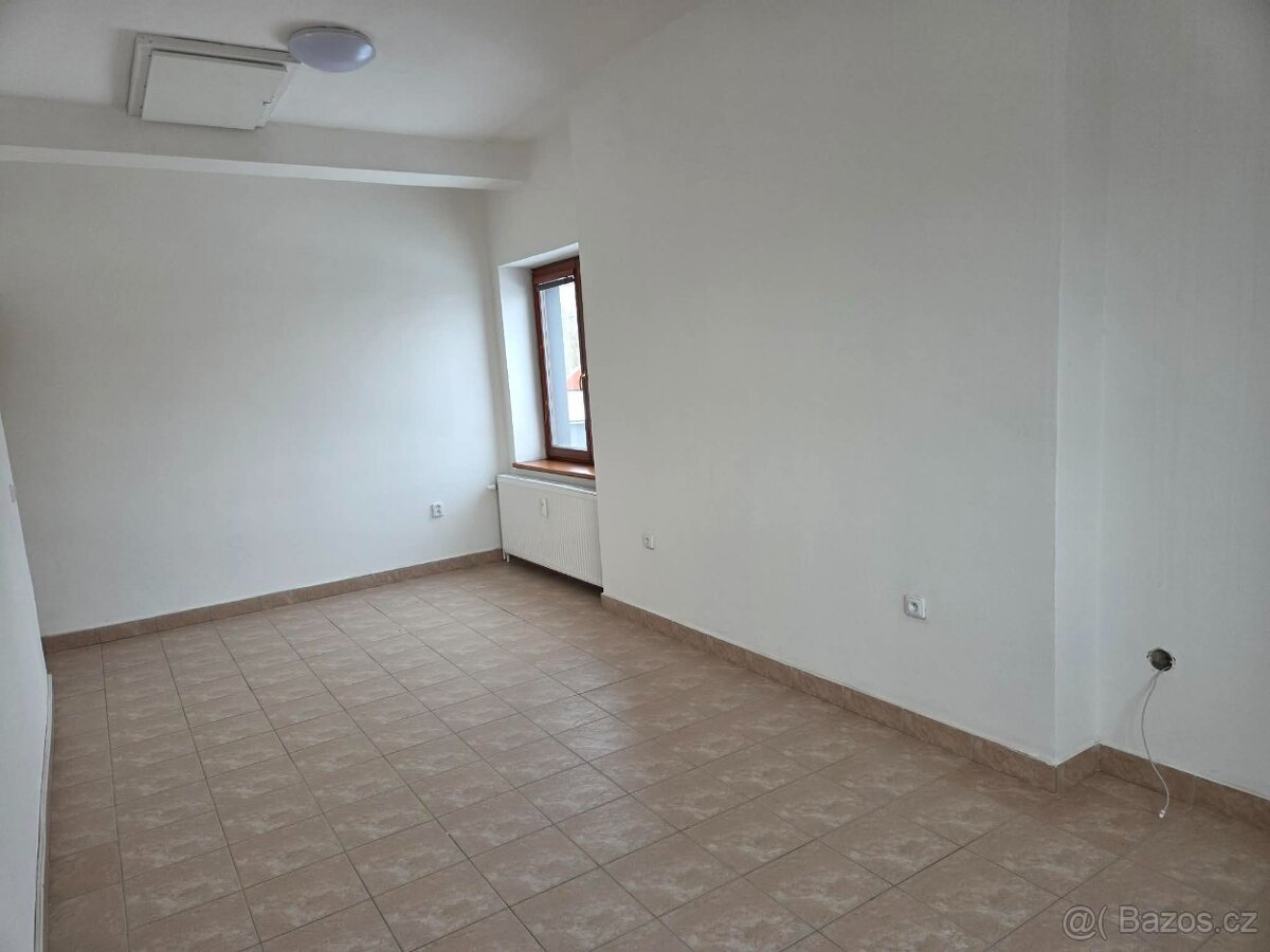 Pronájem 5 kanceláři Otice - 2