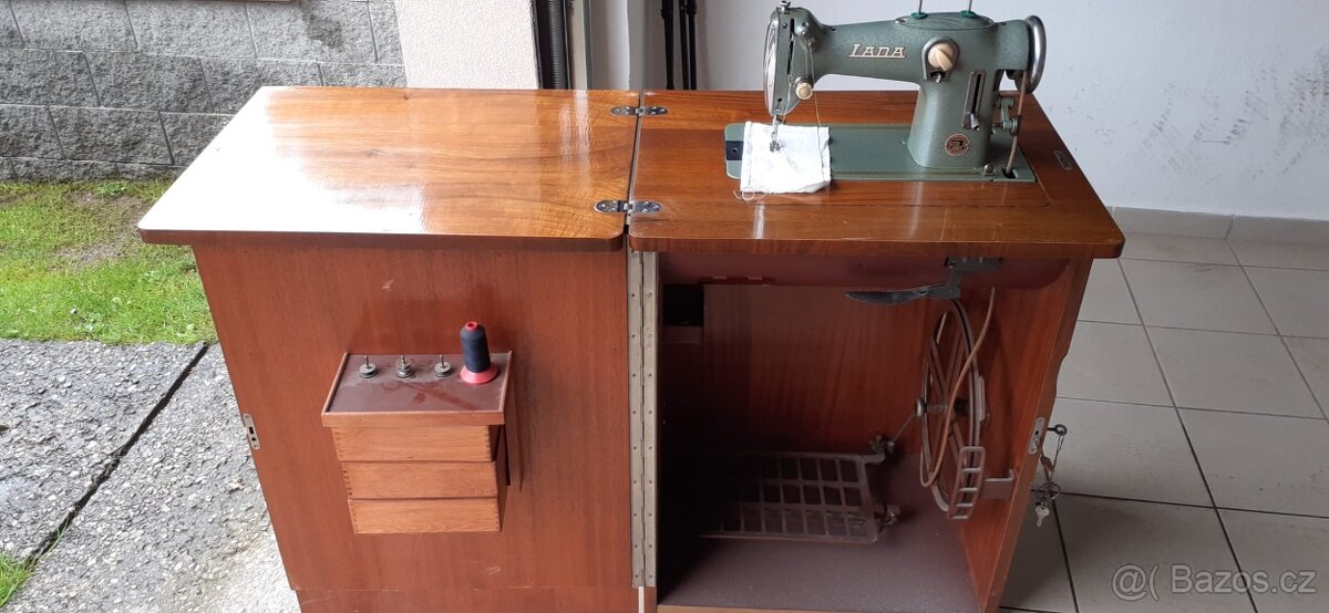 Šicí stroj zn. Lada včetně stolu - 2