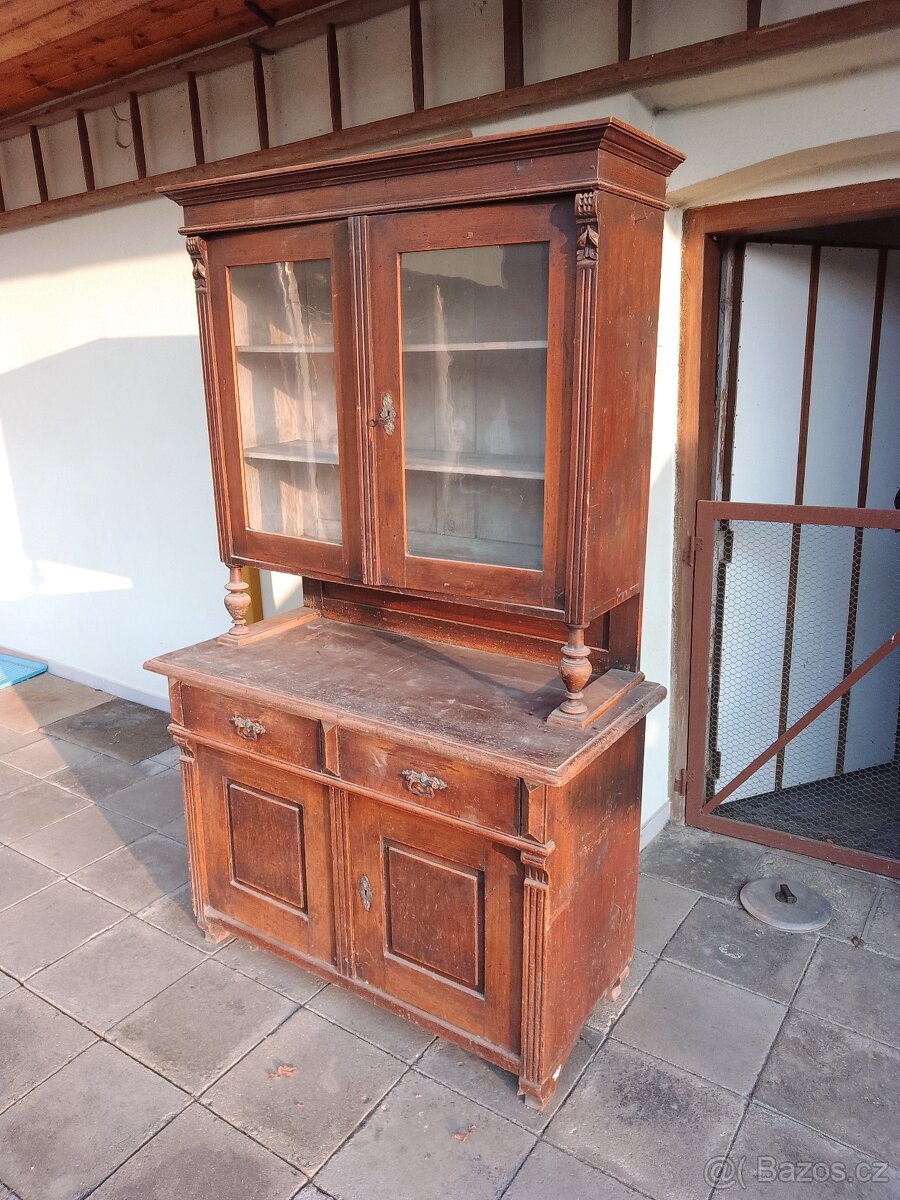 Starožitný dřevěný kredenc - 2