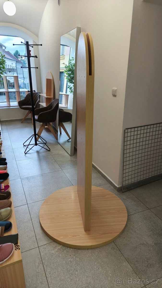 Prodejní stojan + stolek + 2x police - 2