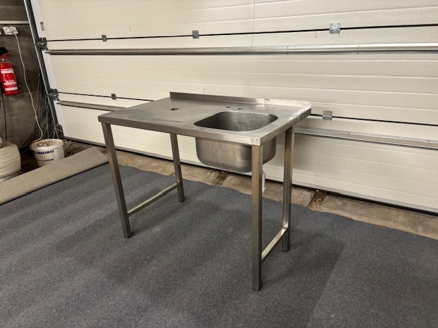 Nerezový výčepní stůl s dřezem - 2