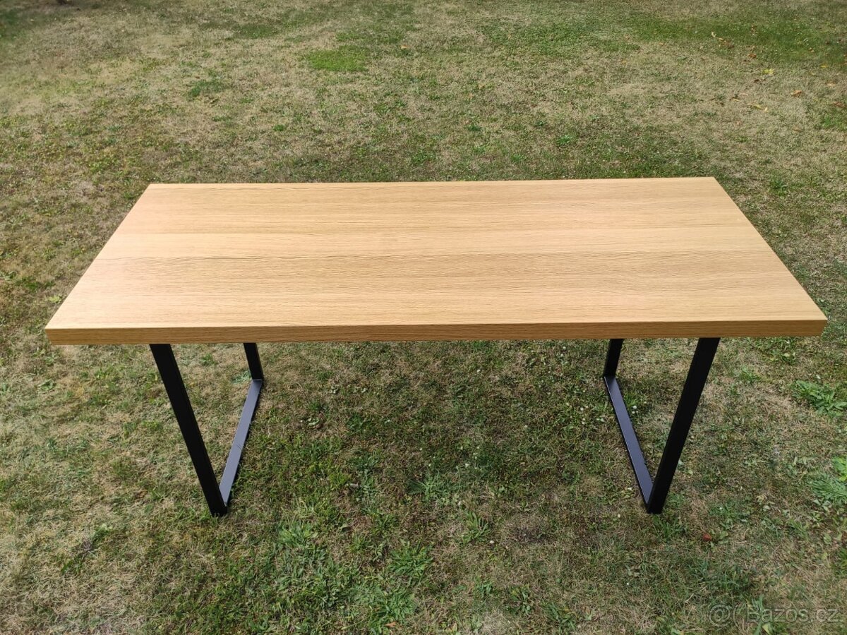 Moderní stůl z dubové dýhy a černé kovové podnože - 2