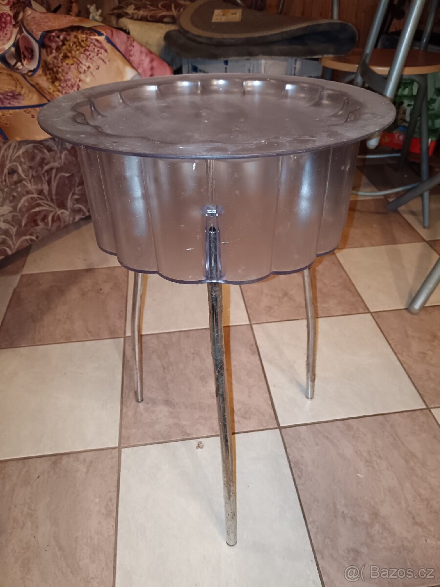 Stolek na noviny - 2