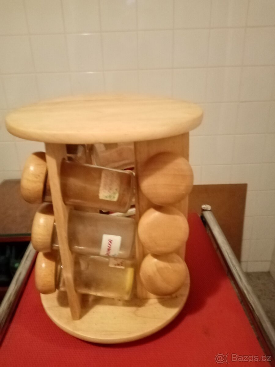 dřevěný stojan se skleněnými kořenkami - 2