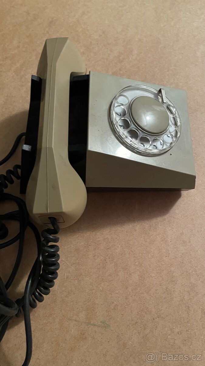 retro sluchátkový telefon - 2