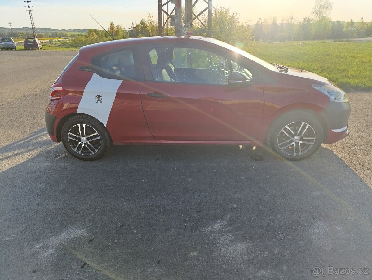 Peugeot 208 1.0 benzín - 2