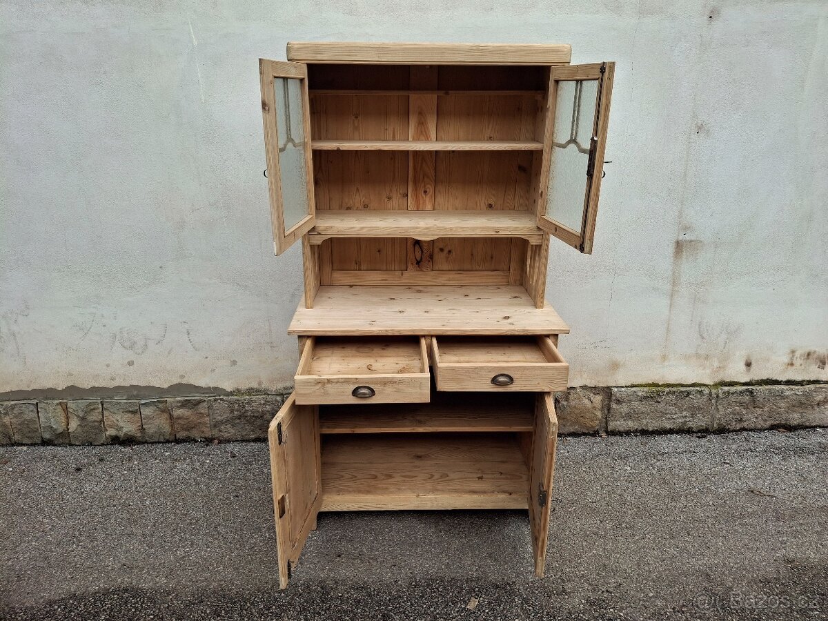 STAROŽITNÁ KREDENC PO CELKOVÉ RENOVACI - 2