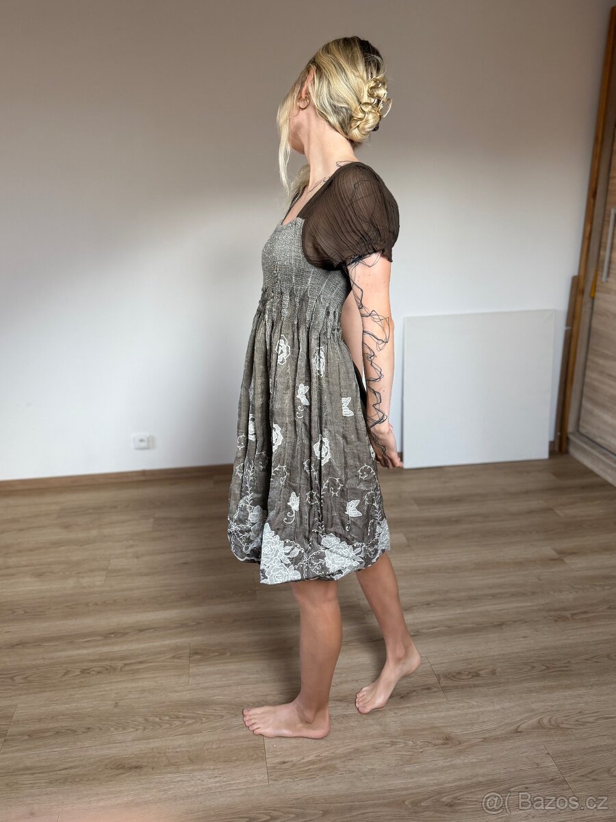 Hnědé nabírané šaty se vzorem - 2