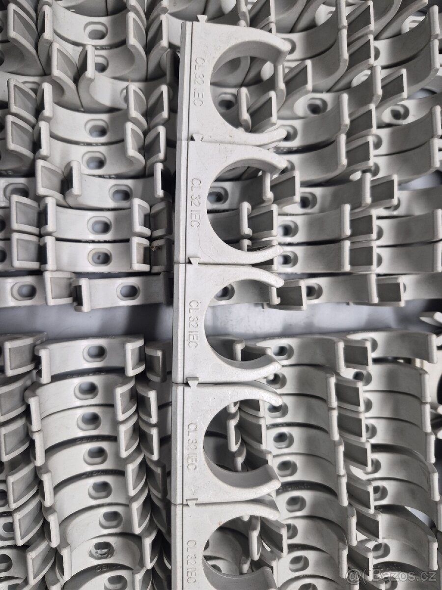 Trubková příchytka CL 32 IEC Univolt - 2