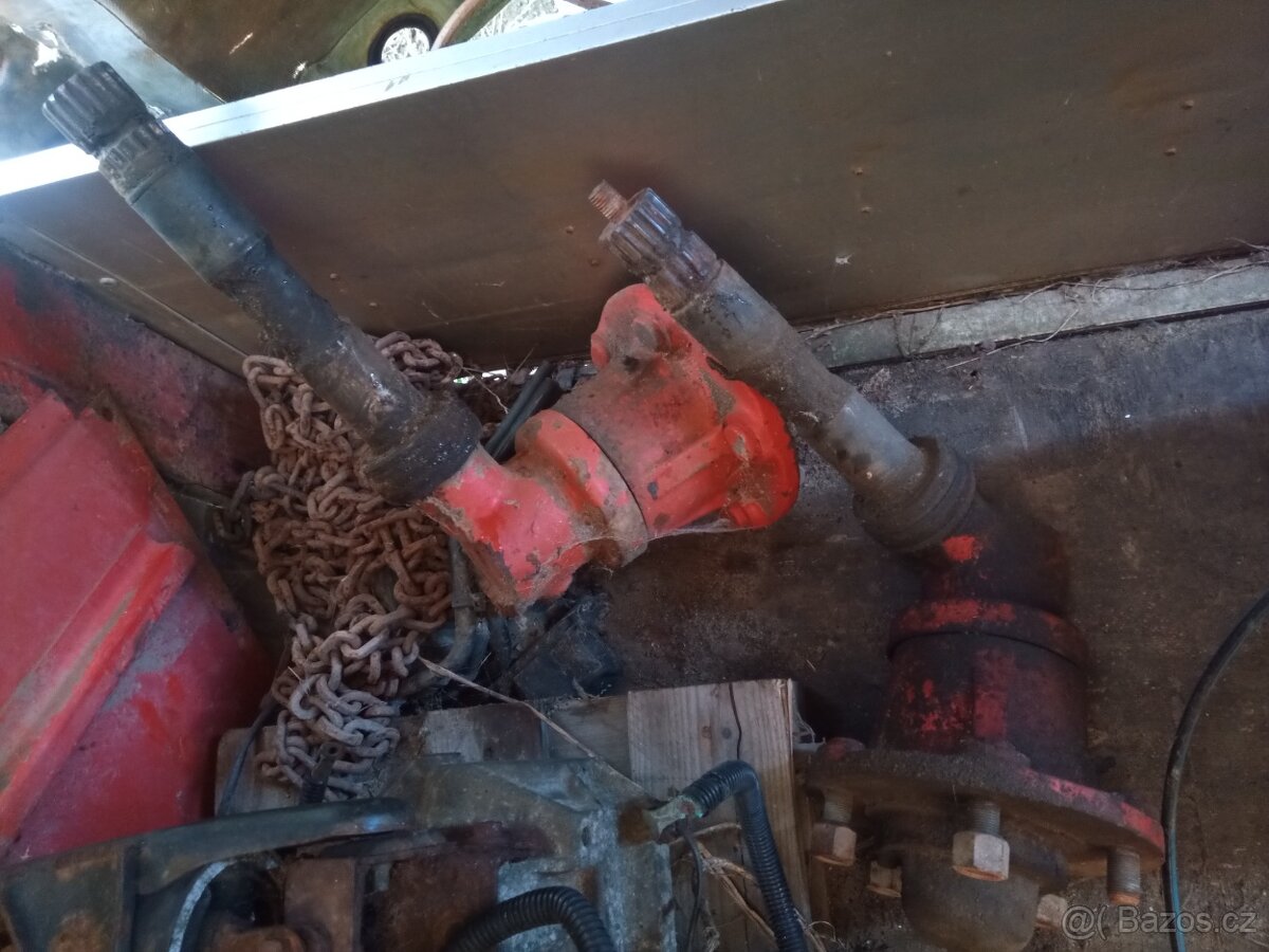 Traktorbagr Bělorus náboj kola - 2