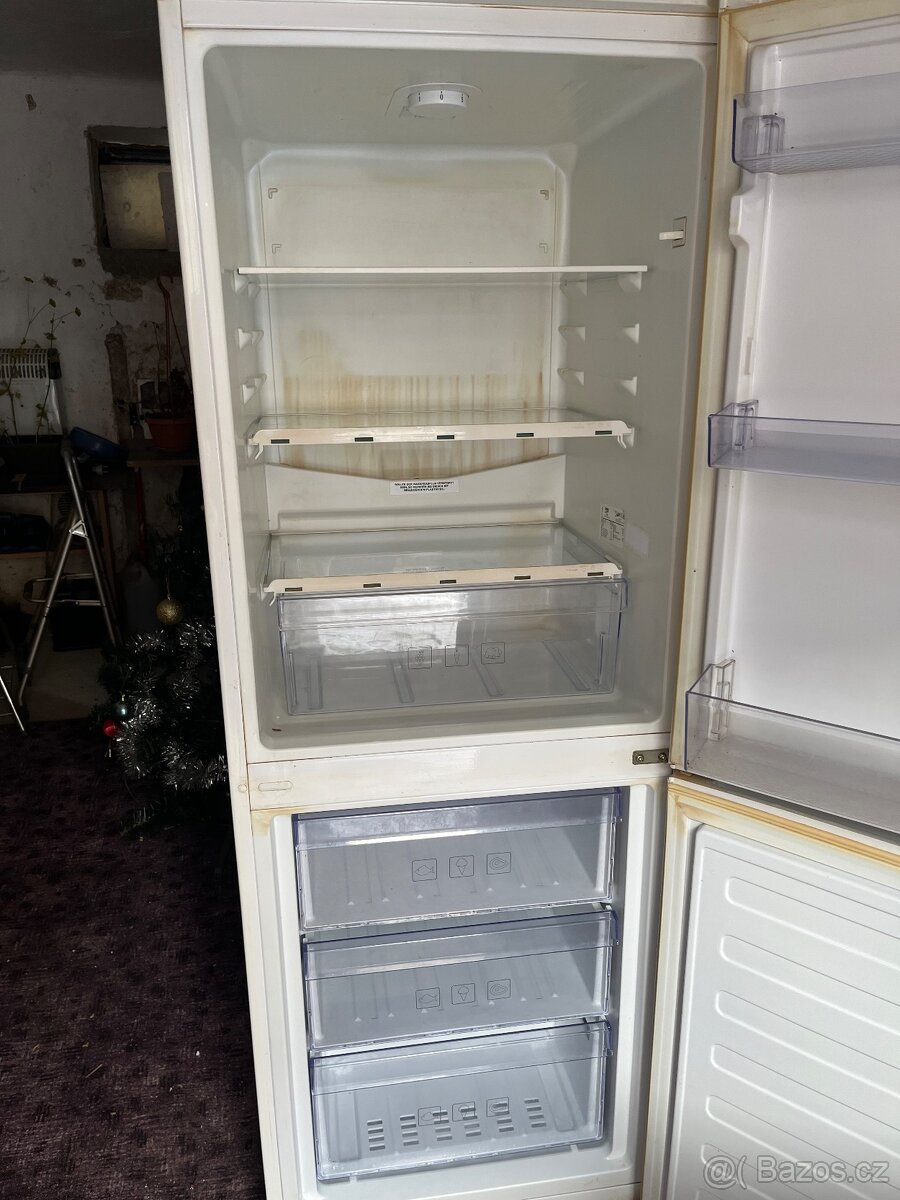 Plně funkční lednička s mrazákem - 2